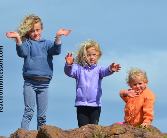 three children waving.