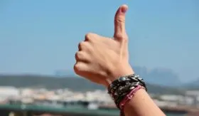 Effective praise image of Hand doing a thumbs up.