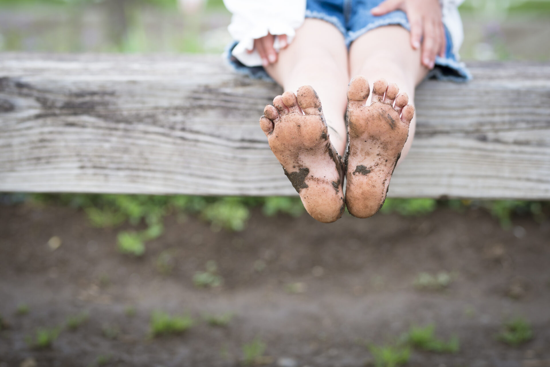 child outside with dirty feet.