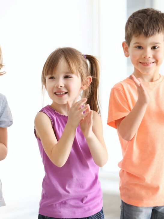 image of 3 kids clapping along to letter b songs.