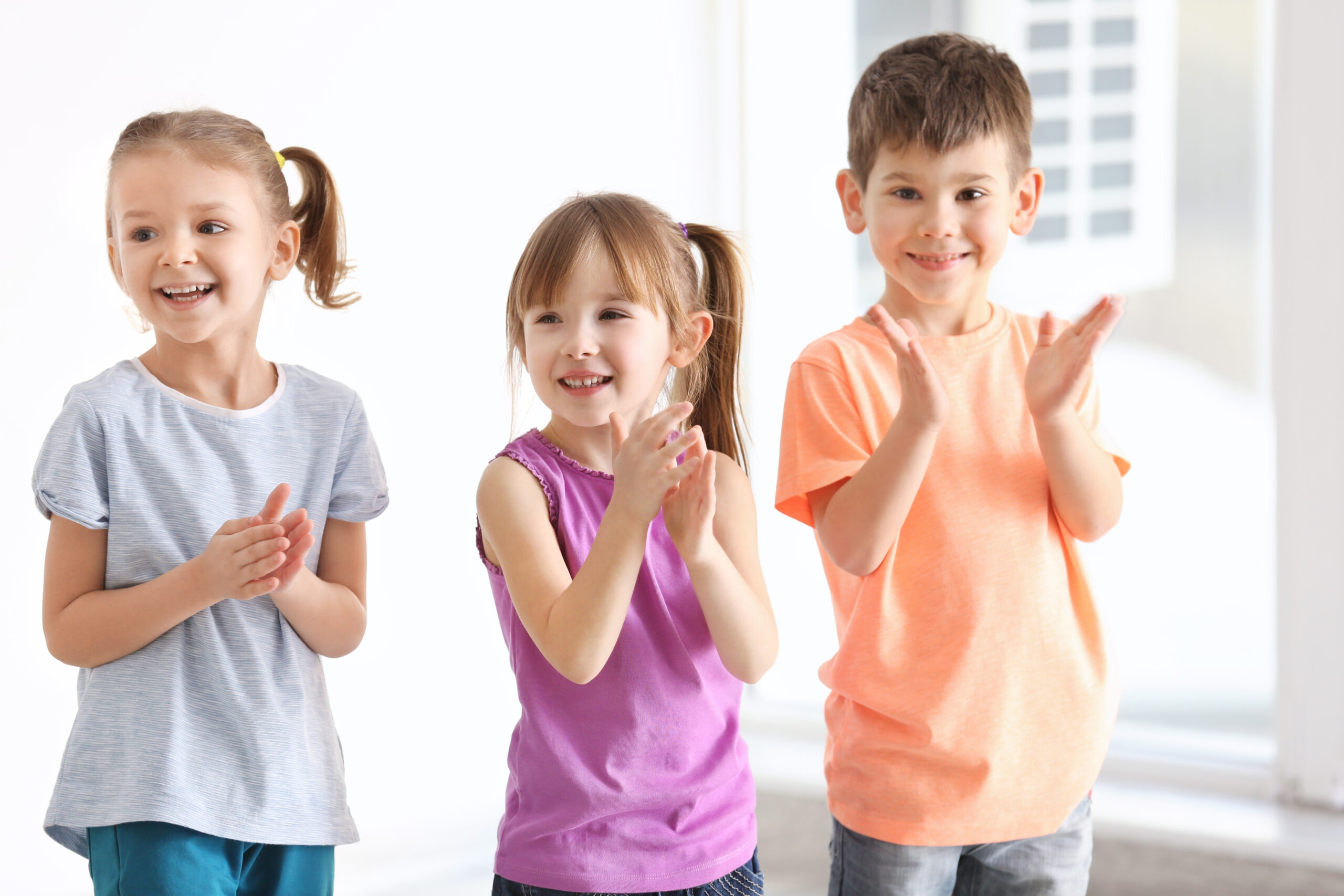 image of 3 kids clapping along to letter b songs.